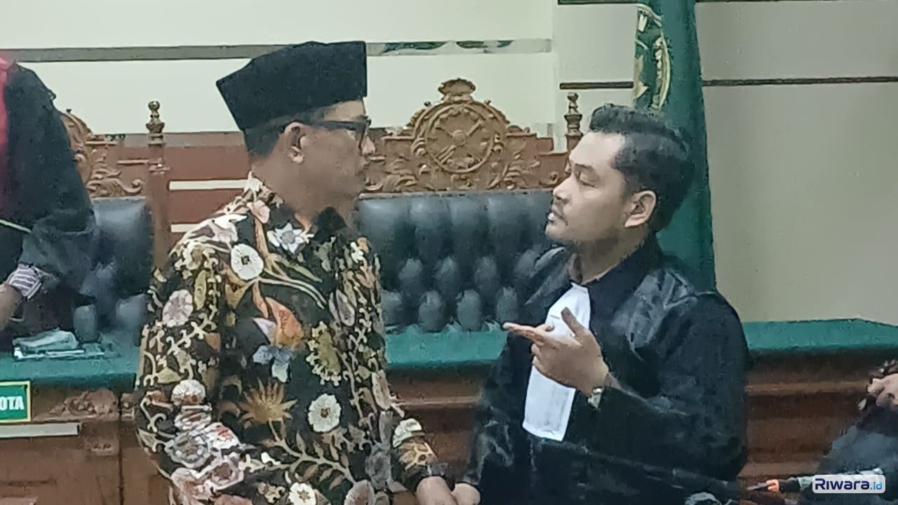 Mantan Wali Kota Madiun Maidi dan kuasa hukumnya di Pengadilan Tipikor Surabaya